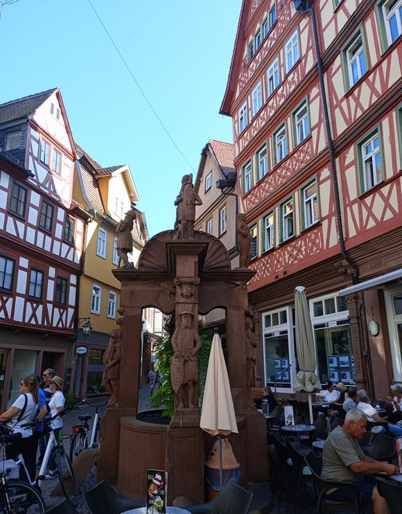 Wertheim: Fachwerkhäuser in der Altstadt mit Engelsbrunnen