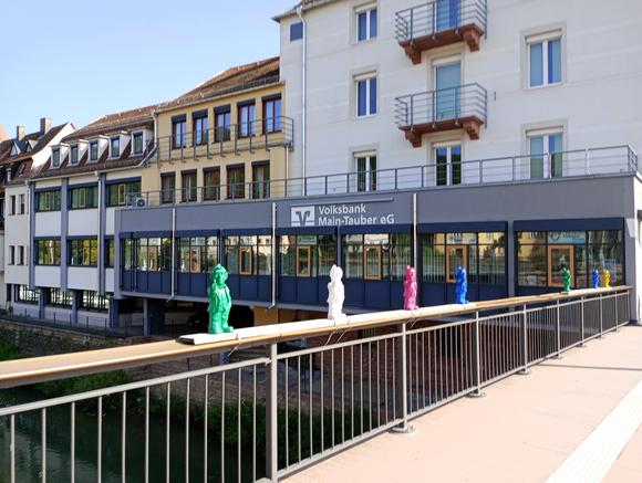 Wertheim: Figuren der Optimisten auf der Tauberbrücke