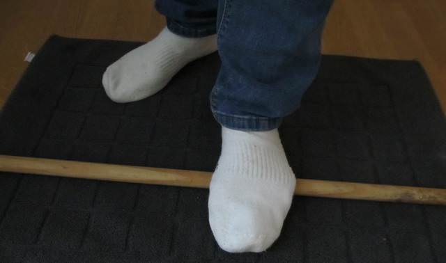 Fußsohlenmassage mit Gymnastikstab Fußsohlenmassage mit Gymnastikstab